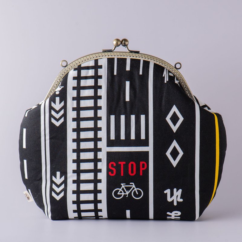 【铁轨道路斑马线】复古金属口金包#包包#微幽默#斜背包#日系 - 侧背包/斜挎包 - 棉.麻 黑色