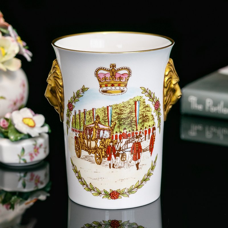 英国制Caverswall 1977 1978女王加冕纪念 狮首骨瓷笔筒办公摆饰 - 笔筒/笔座 - 瓷