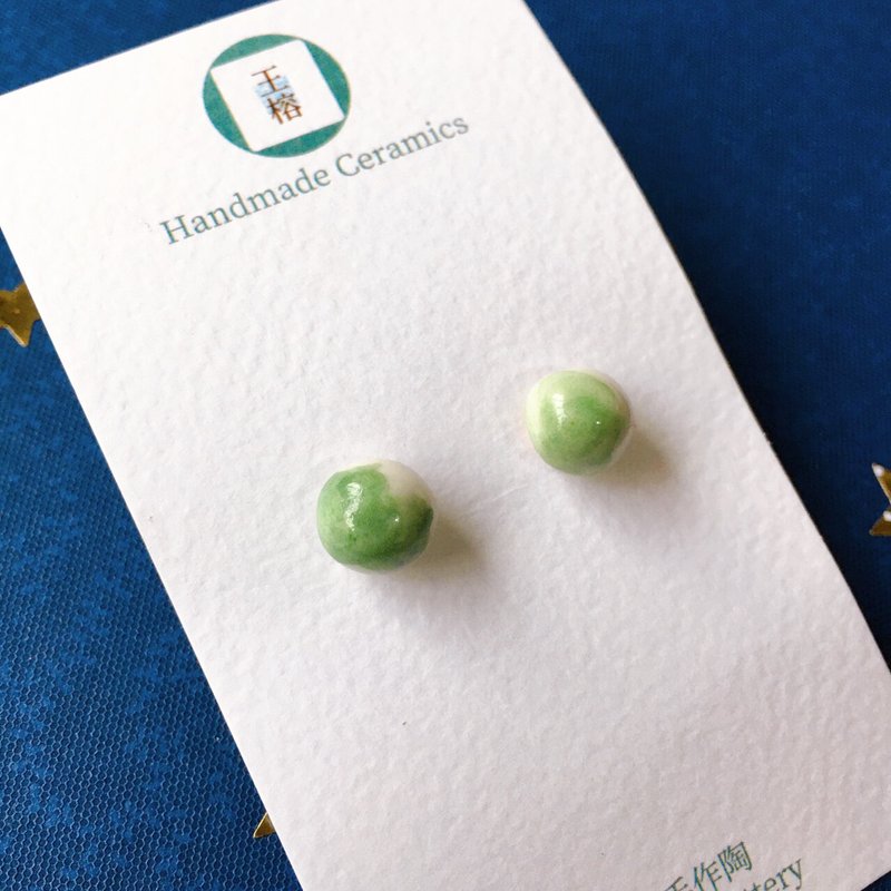 【陶艺家手作】手作白瓷 若竹色随兴水墨耳环 贴耳款 - 耳环/耳夹 - 瓷 绿色