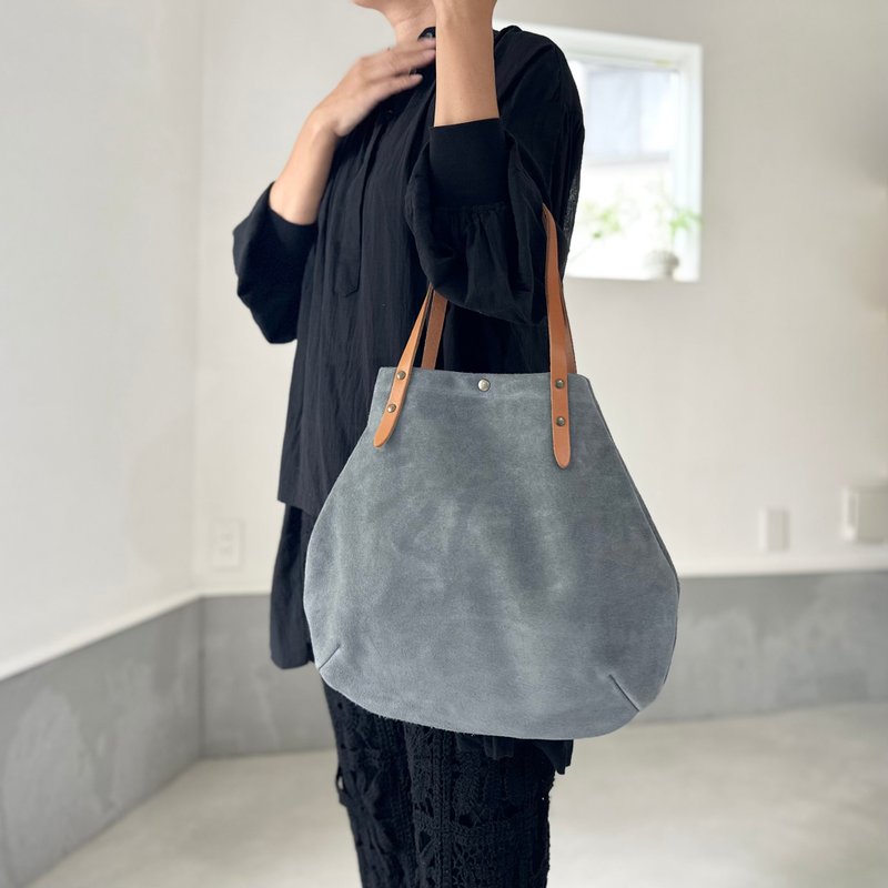 【2025登场 M 尺寸】牛床绒面与极厚油蜡皮革圆形托特包 M-size【蓝灰色】 - 手提包/手提袋 - 真皮 灰色