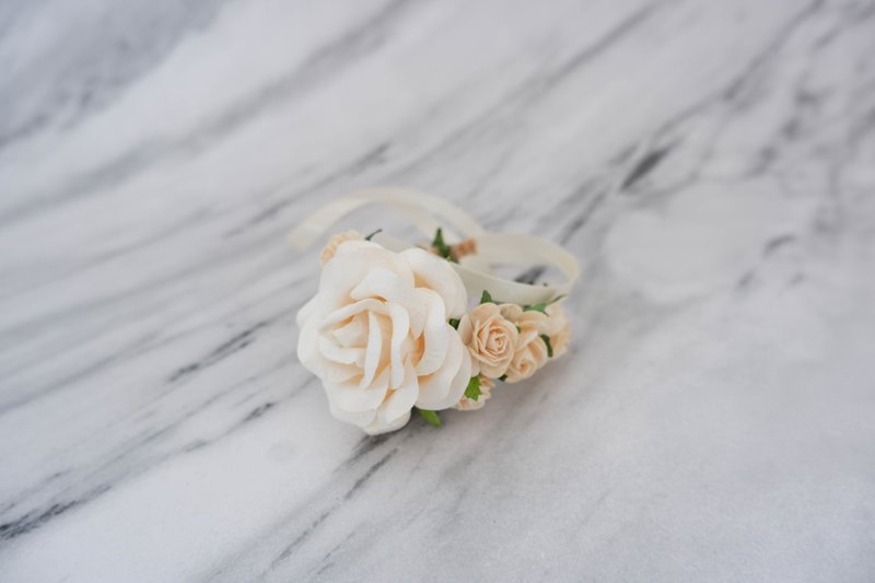 Wedding flower wrist corsage cream ivory - 胸花/手腕花 - 纸 白色