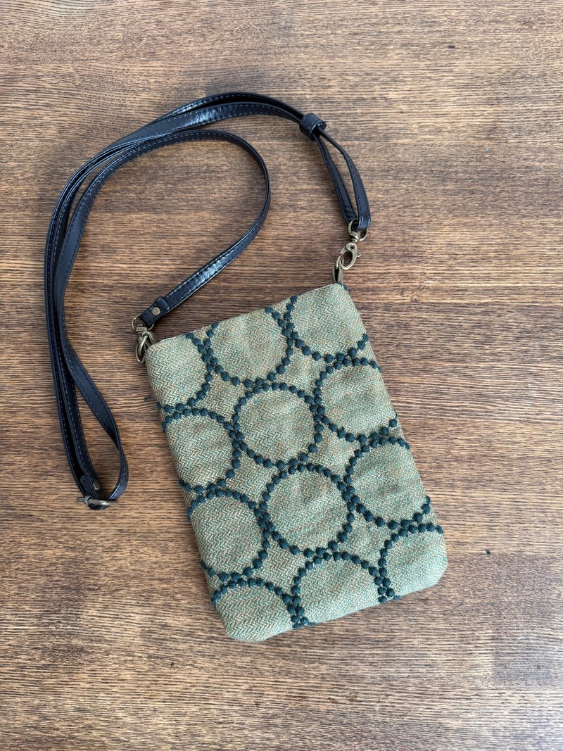 智慧型手机袋 minapelhonen 手鼓手工制作 - 化妆包/杂物包 - 棉.麻 绿色