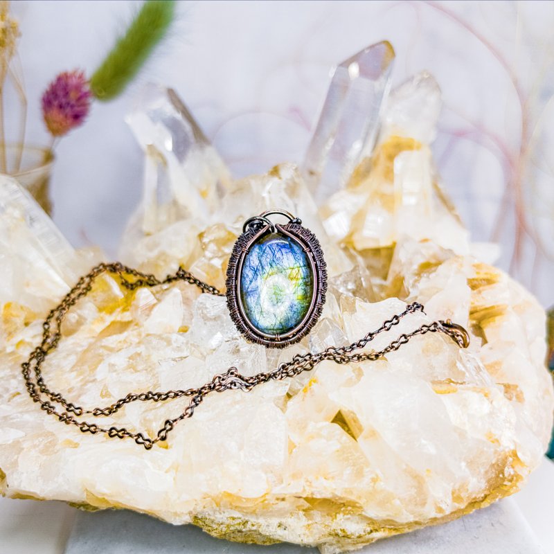 【湖面之镜】金属线编织 光谱石 拉长石项坠项链 - 项链 - 水晶 多色