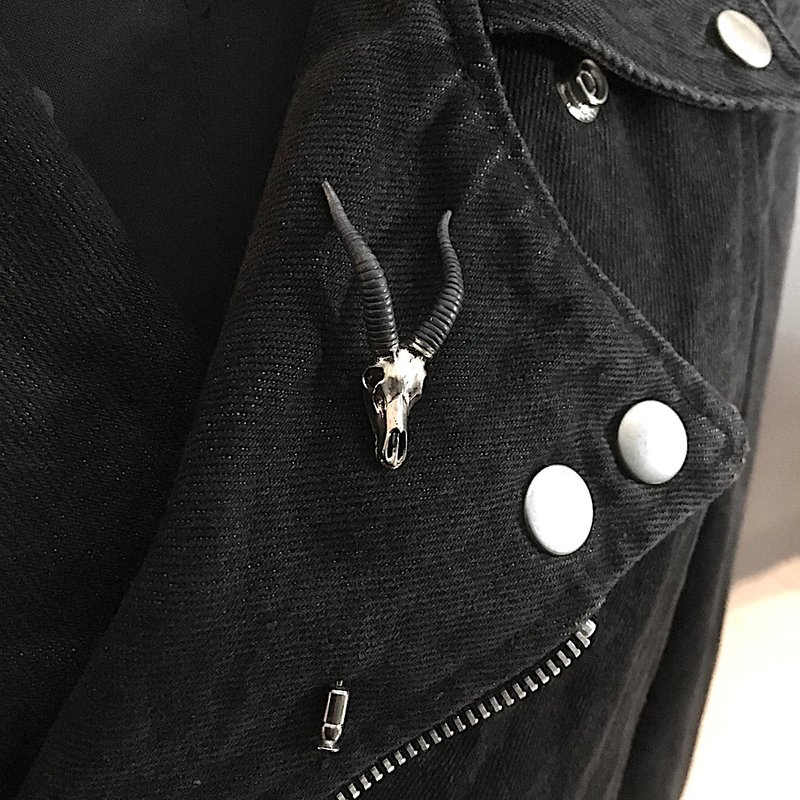 Goat Skull Lape lPin in White Bronze - 胸针 - 其他金属 银色