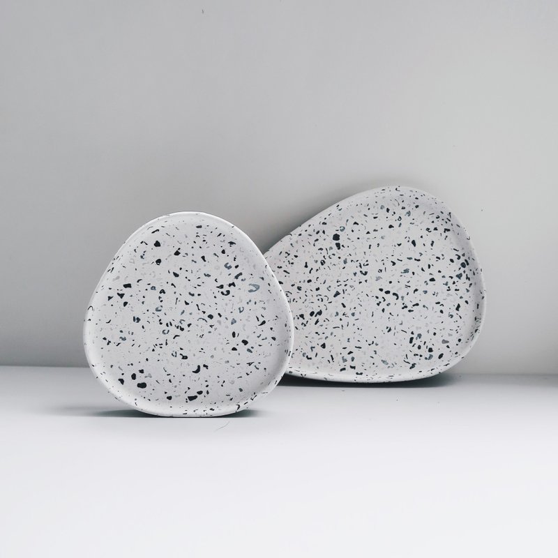 TERRAZZO 磨石子 | 经典黑白三角岛屿水泥托盘 & 玻璃钟罩 (S) - 收纳用品 - 石头 白色
