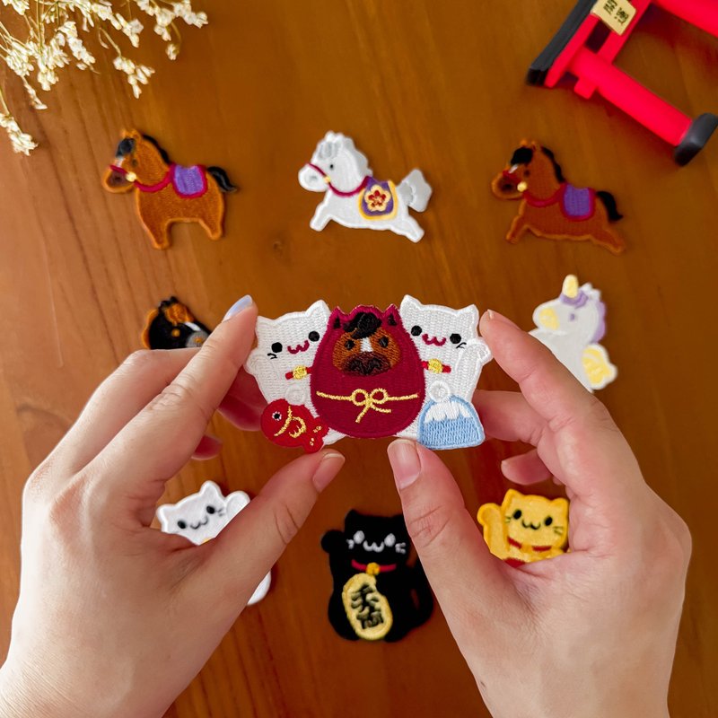 【2026 午马】马年 招财猫 达摩|烫贴|刺绣贴纸|撕开即贴 - 贴纸 - 绣线 黄色