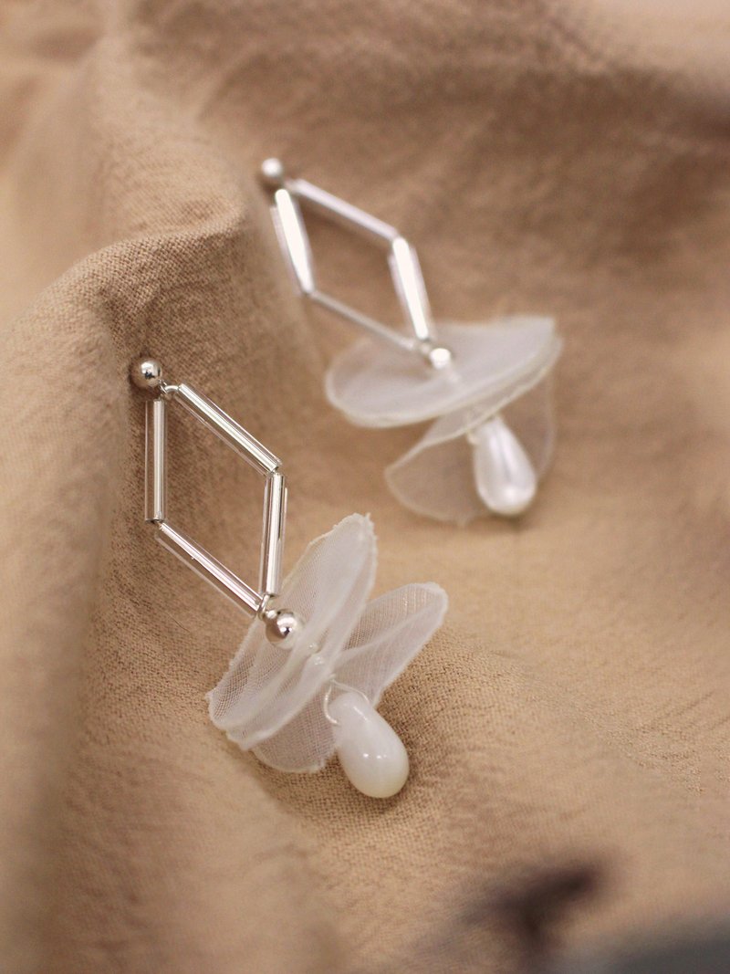 小私藏。MUCHAT手作贝壳透纱镂空纯银针耳环 - 耳环/耳夹 - 其他金属 白色