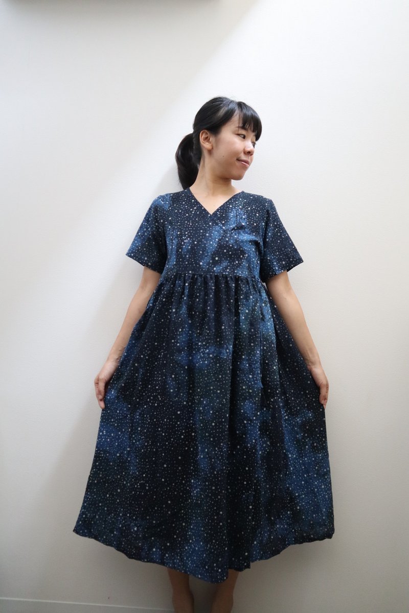 Khadi stardust 裹身式短袖洋装 - 洋装/连衣裙 - 棉.麻 蓝色