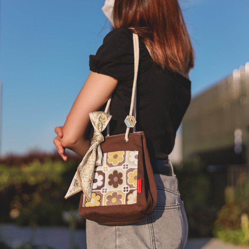 【渔夫袋】花见 - 木春菊PARIS DAISY / DAY / 啡色 - 束口袋双肩包 - 棉.麻 咖啡色