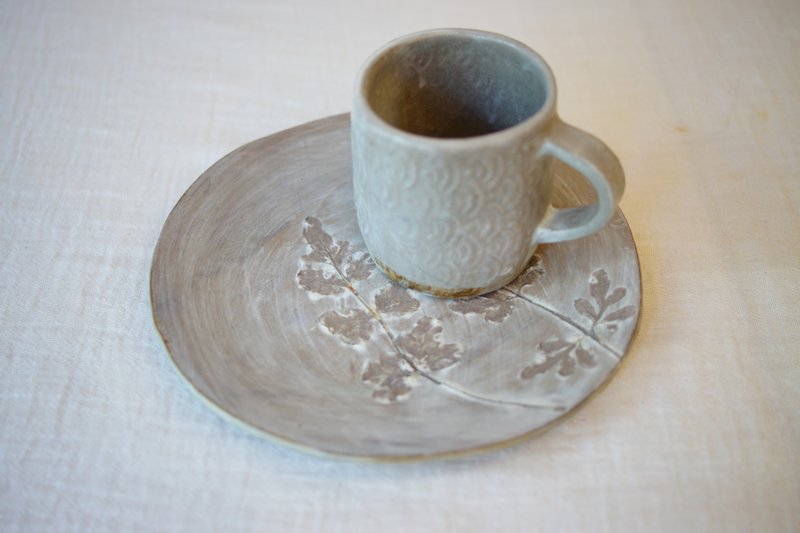 手捏粉引相依杯盘组  咖啡杯盘 陶杯盘 精品咖啡杯 陶盘 - 咖啡杯/马克杯 - 陶 白色