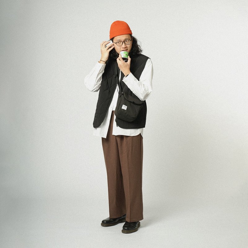 防泼水日常斜背包 DESI ECO 磁扣开口方便收纳 (暗黑) - 侧背包/斜挎包 - 环保材料 黑色