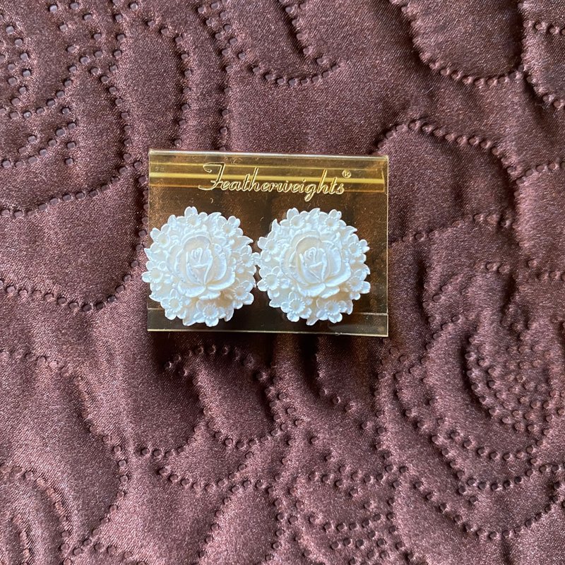 Vintage Jewelry│美国 Featherweights 白珊瑚玫瑰耳夹/含盒 - 耳环/耳夹 - 塑料 白色