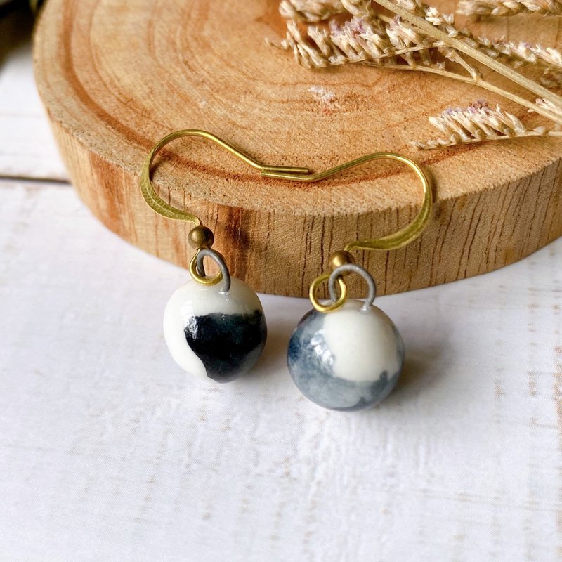 【生日礼物】手捏白瓷耳环 墨黑染瓷白随兴 水墨 - 耳环/耳夹 - 瓷 黑色