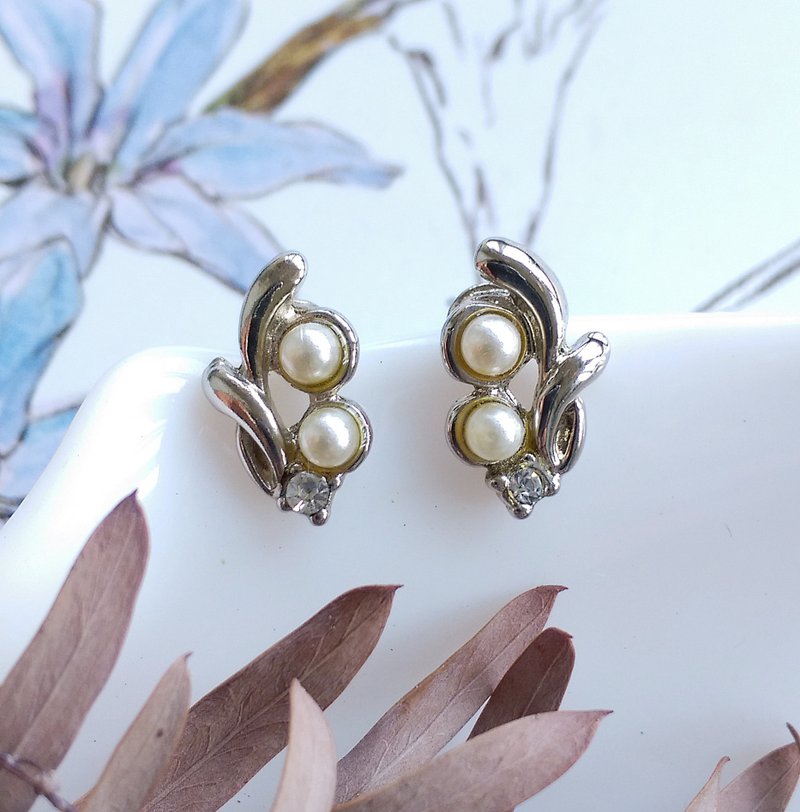 Vintage Jewelry 西洋古董饰品 秀气小仿珠 小巧贴耳 针式耳环 - 耳环/耳夹 - 其他金属 金色