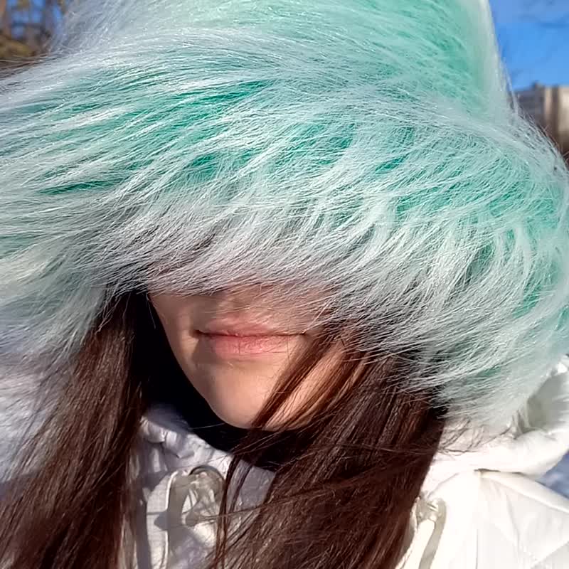Turquoise faux fur bucket hat. Festival fuzzy hat. Rave bucket hat. Furry hat. - 帽子 - 其他材质 白色