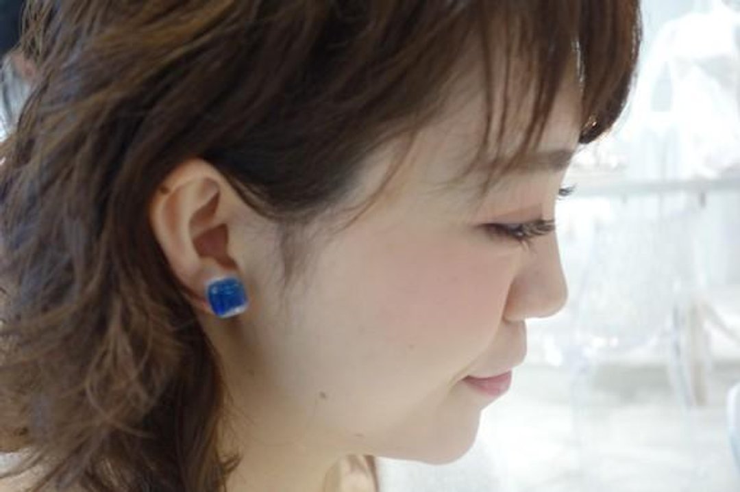 [Multicolored] Ryukyu glass cube earrings blue × light blue - 耳环/耳夹 - 其他金属 