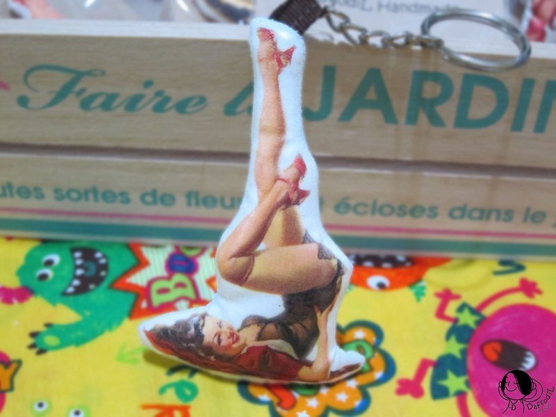 手作复古海报女郎吊饰 - 吊饰 - 其他材质 粉红色