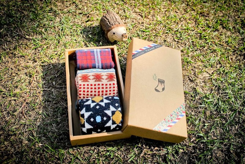 【亲亲朋友，交换礼物】圣诞乐新年！ // 踢躂庆典组手作小礼盒 - 袜子 - 棉．麻 多色