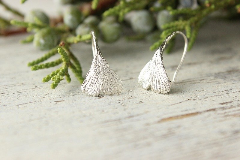 silver ginkgo earrings - 耳环/耳夹 - 其他金属 灰色