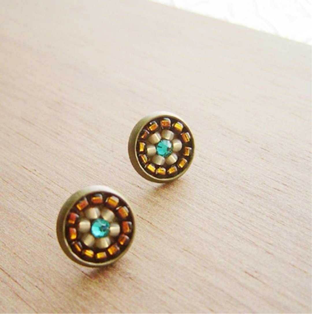 :: 小花砖:: 璀璨(咖)。贴耳耳环。Swarovski。圆。 棕。咖啡。拼贴。对比。金属色。民族 - 耳环/耳夹 - 其他金属 咖啡色