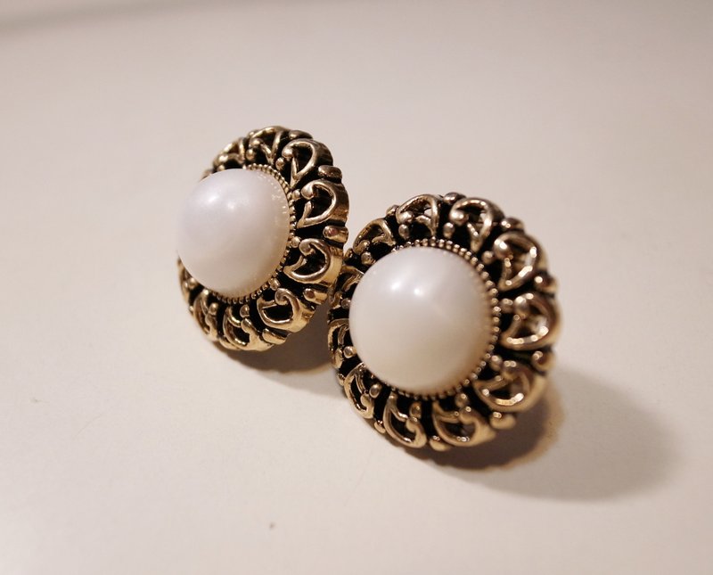 伊莉莎白复古耳环(针式/夹式) - 耳环/耳夹 - 塑料 金色