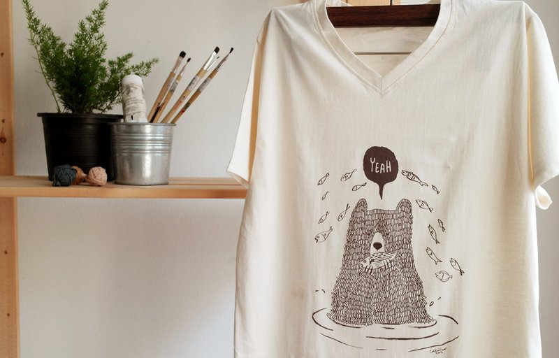 T shirt V neck bear eat fish. - 女装 T 恤 - 棉．麻 金色