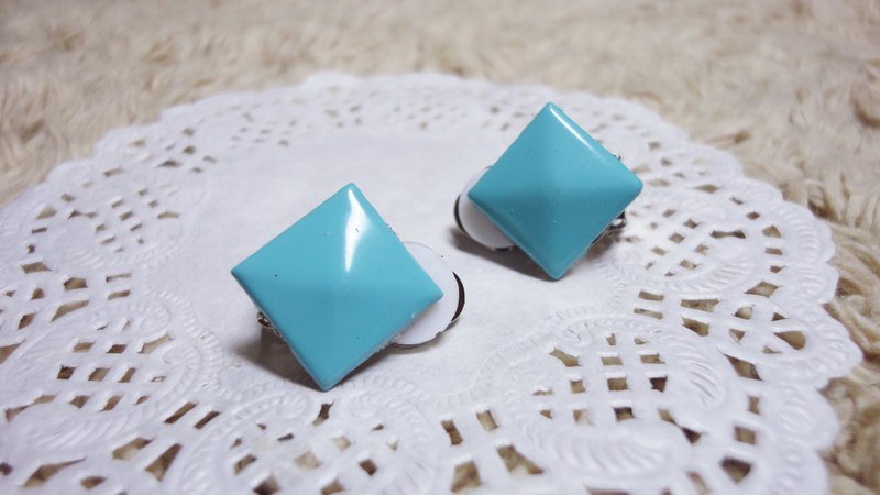 NiCorn手作-夏日摇滚季-湖水绿底铆钉复古耳环(耳夹式) - 耳环/耳夹 - 其他材质 绿色