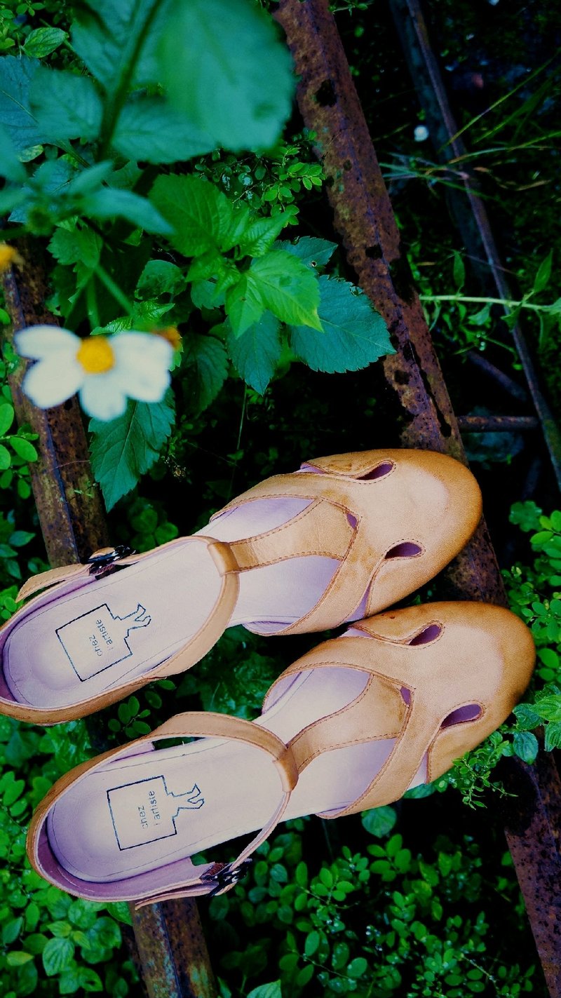 草丛里隐形的蜿蜒小路。T带坡跟凉鞋 (驼色) - 女款休闲鞋 - 真皮 咖啡色