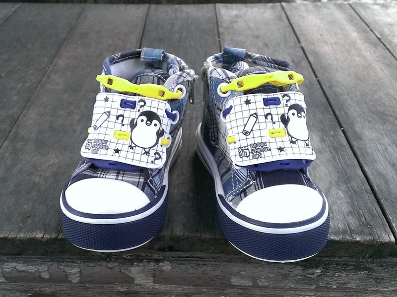 ‘ROBOX机盒猫’联名混色限量款--布丁企鹅(雪花白)&戏鞋带(鸡蛋黄+深海蓝) - 围嘴/口水巾 - 硅胶 白色