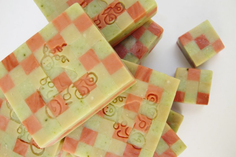 爆炸头小孩-handmade soap 尤加利马赛克/洁颜皂‘皂。手工皂せっけん’スクエアソープ - 香薰/精油/线香 - 其他材质 红色