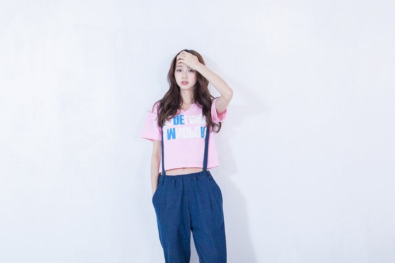 SUMI_UNCOMMON DREAM短版Tshirt_4SF021_粉红 - 女装上衣 - 棉．麻 粉红色