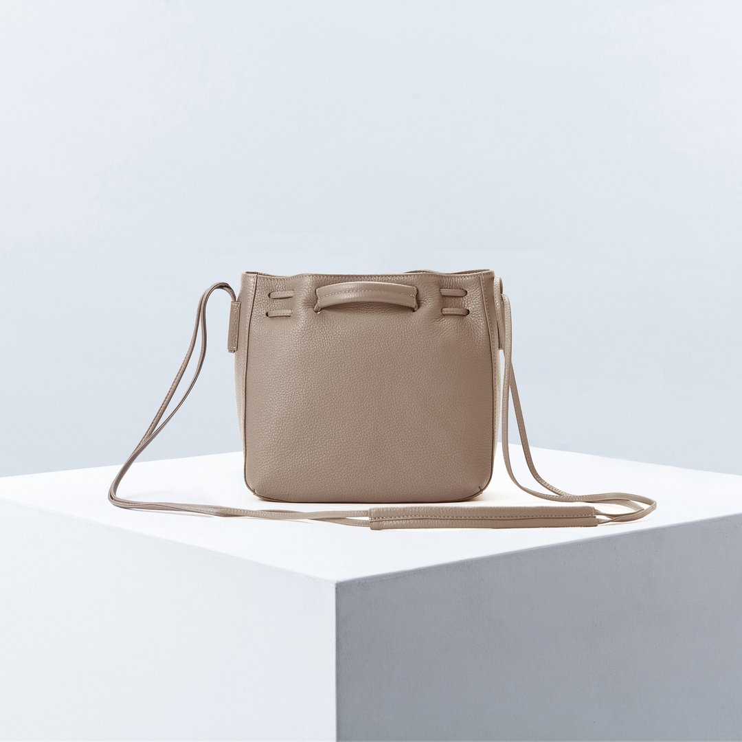 Clyde Cloud XS Leather Bucket Bag in Mushroom Color - 侧背包/斜挎包 - 真皮 卡其色
