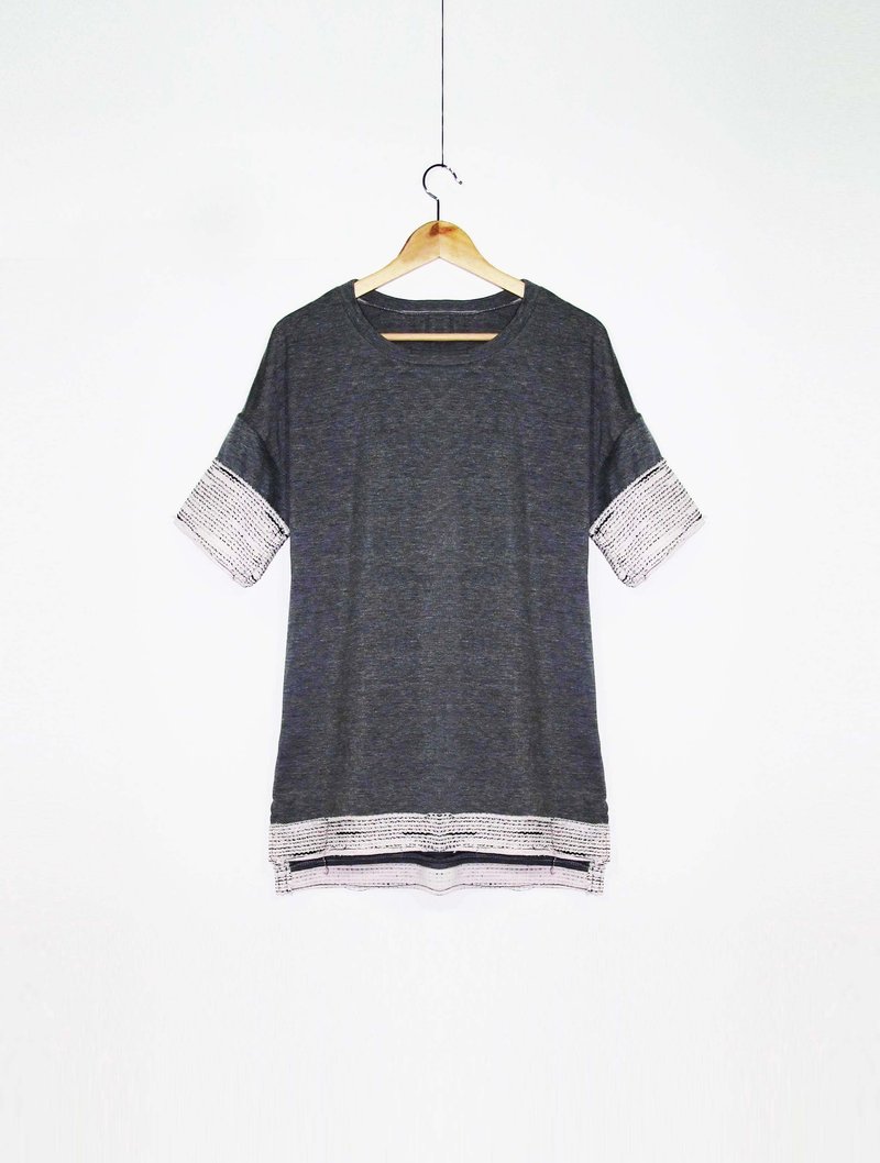 Wahr_大灰白线底长版五分袖上衣 - 女装上衣 - 其他材质 