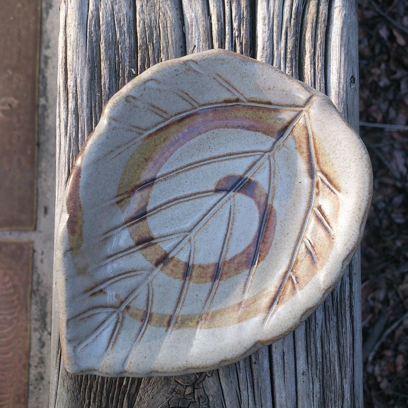 【JAEE Ceramics】刷色叶纹碟 - 浅碟/小碟子 - 其他材质 咖啡色