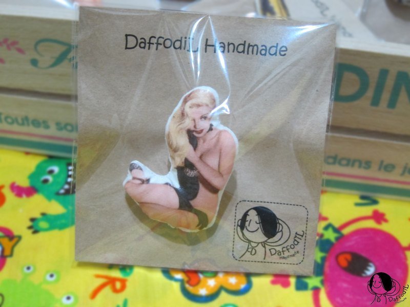 手作复古海报女郎别针 - 胸针 - 其他材质 咖啡色