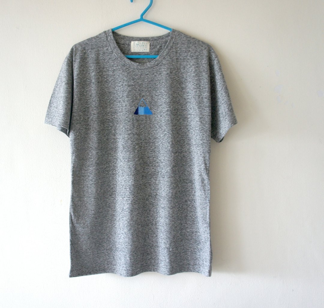 男生女生：像座坚强的山 圆领软棉舒适tshirt - 男装上衣/T 恤 - 棉 多色