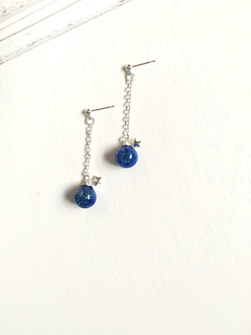 *Haku·Neko* 深蓝星尘 - 蓝色玻璃球闪烁小星星长耳环 - 耳环/耳夹 - 玻璃 蓝色