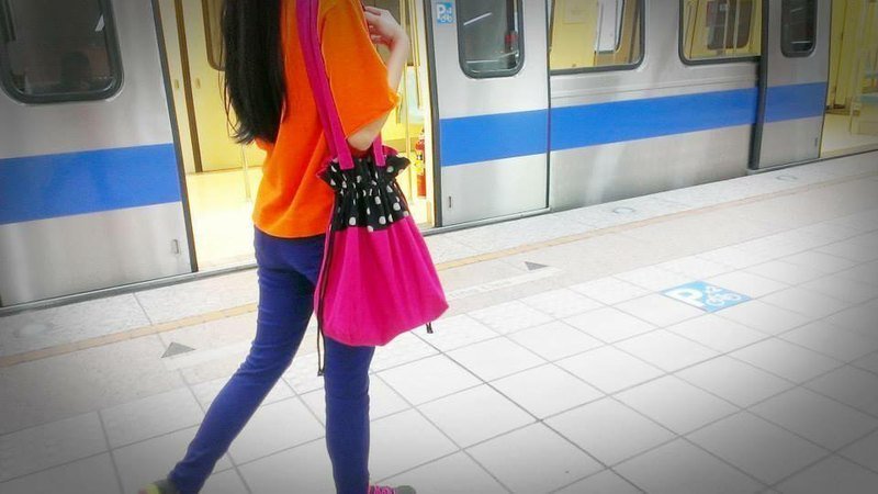 双翻面肩背束口包 桃红牛仔 - 侧背包/斜挎包 - 其他材质 粉红色