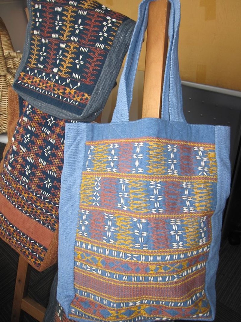 植物绣、有机棉天然染、纯手工、蓝染、植物种子绣侧背包、克伦族、甲良族 - 侧背包/斜挎包 - 棉．麻 蓝色