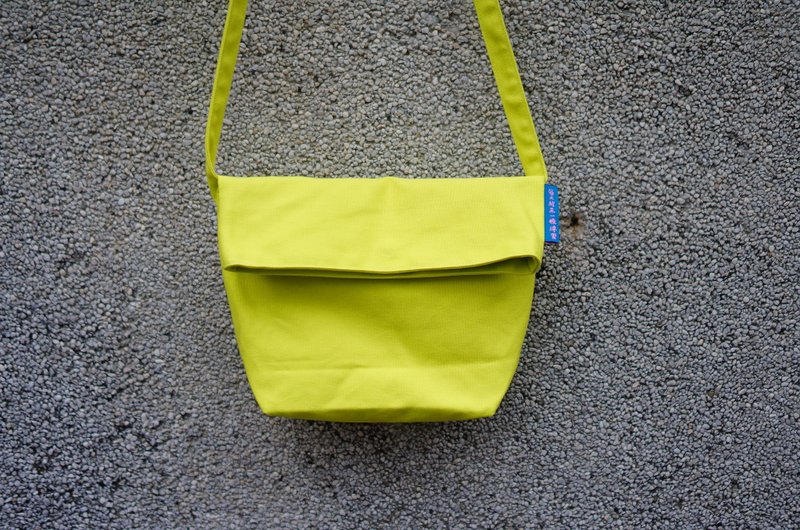 走走 - 芥末黄 撞色斜背小包 - 侧背包/斜挎包 - 其他材质 黄色