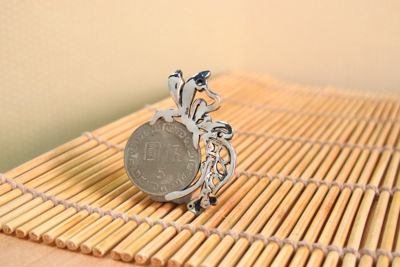 银元钱夹 叠 蝶银元 台湾纪念品 纯银坠子(不含链) - 项链 - 纯银 银色