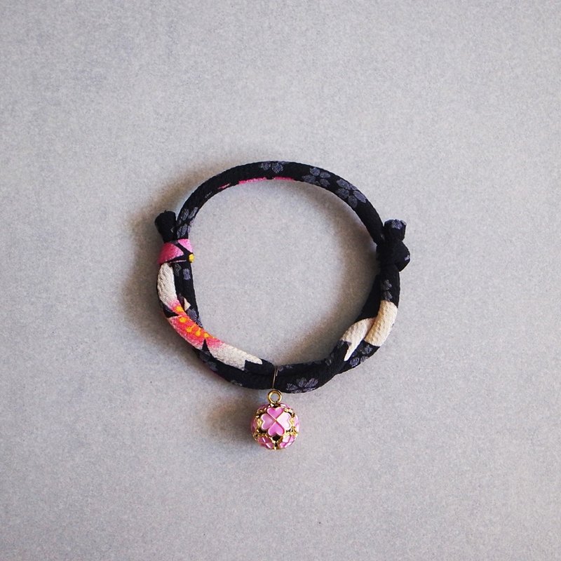 日本犬猫和布颈圈 项圈(可调式)--黑樱+粉幸运草圆铃_S号 - 项圈/牵绳 - 其他材质 黑色