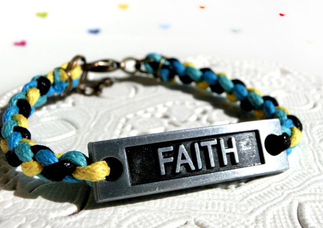 【优娜手作】 FAITH 字母排枪黑款腊绳手链 - 手链/手环 - 其他金属 多色