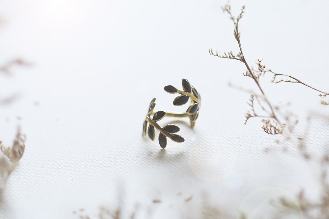 Leaf ring by linen.. - 戒指 - 其他金属 