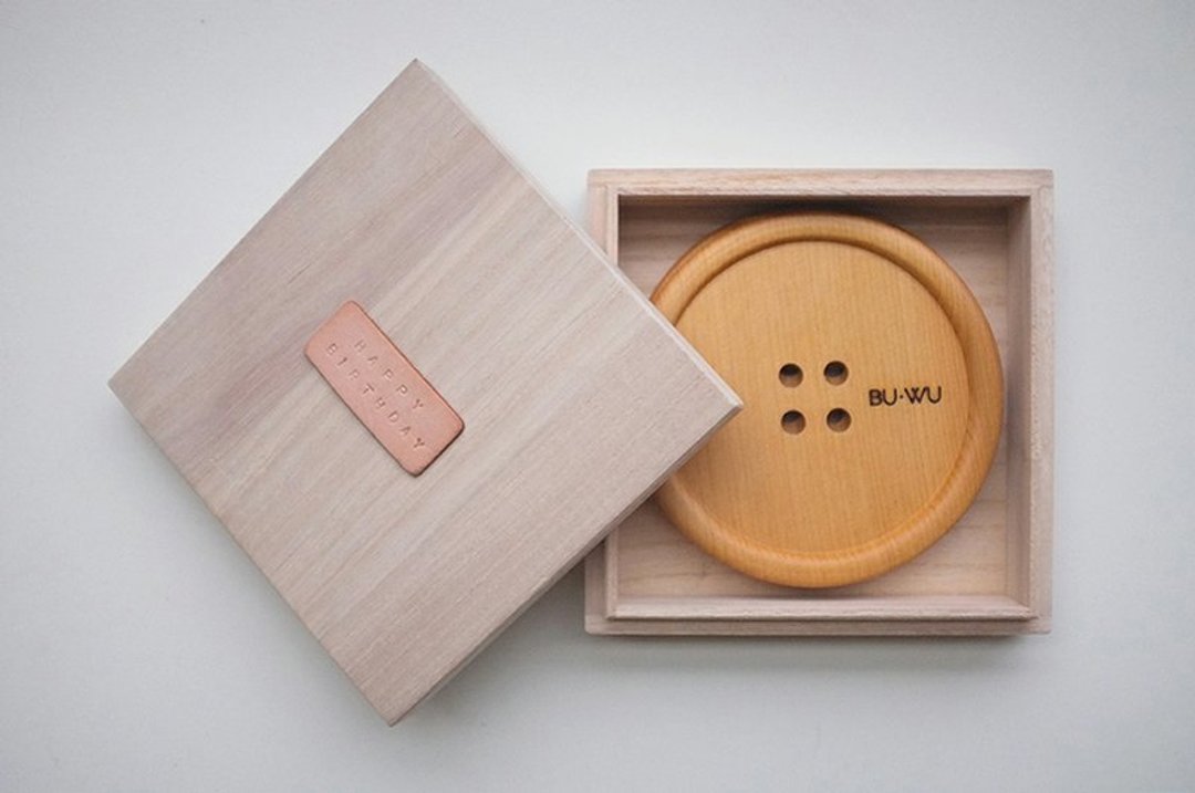 BU·WU | 木盒+大钮扣杯垫一组二入geometric coaster | ss2013 - 杯垫 - 木头 咖啡色