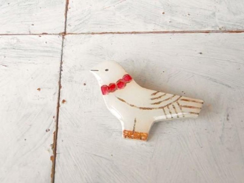 戴红色项链的文鸟 木制胸针 别针 - 胸针 - 木头 白色