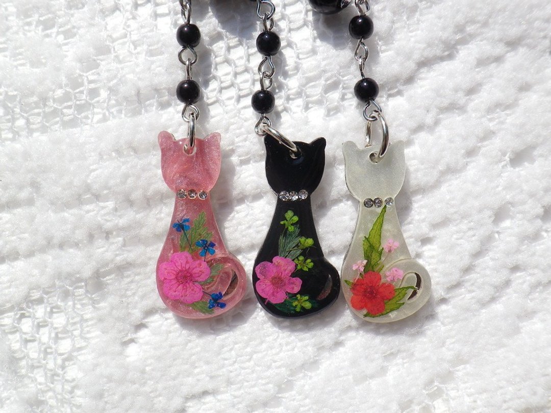 Anny's workshop手作押花饰品，小花猫吊饰 共3色 - 吊饰 - 塑料 