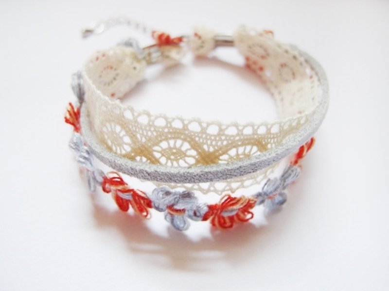 手作饰品-花系列-浅蓝花米白蕾丝与白麂皮 - 手链/手环 - 棉．麻 蓝色