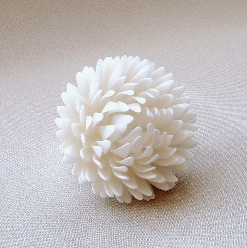 KIKU White 胸针 - 胸针 - 塑料 白色