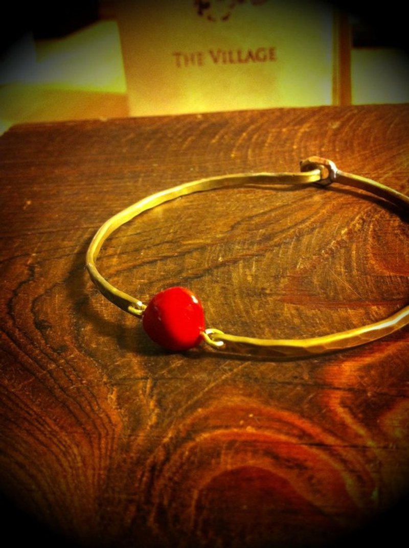 **DORCUS**天然相思豆手环/纯手工锻敲制作/黄铜 - 手链/手环 - 其他金属 红色